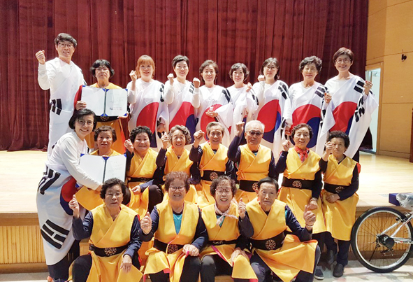 충북국학기공대회 일반부 은상을 수상한 나라사랑팀이 기념촬영을 하고 있다.