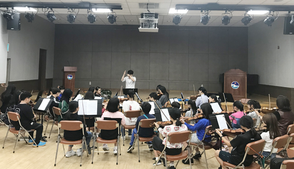 음성군립 청소년오케스트라 단원들이 연습하는 모습.