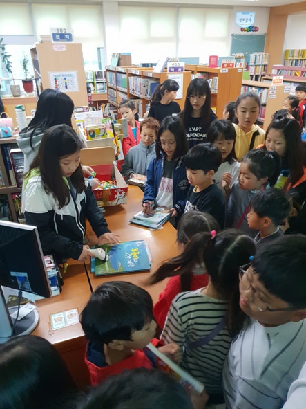 독서문화의 날에 학교도서관에서 책을 빌리고 있는 용천초 어린이들 모습.