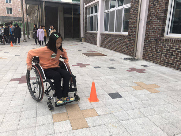 장애인권 교육주간을 맞아 휠체어로 장애 체험을 하고 있는 무극초 어린이 모습.