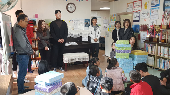 (주)한독 봉사원들이 부윤지역아동센터를 방문해 선물을 전달하고 있다.
