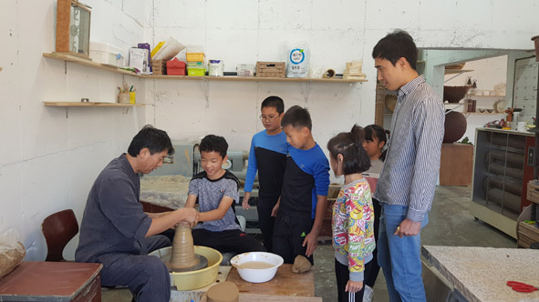 부윤지역아동센터 어린이들이 도자기 만들기 체험에 참여하고 있다.