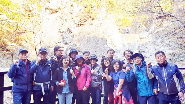 음성청공동문회(회장 이재봉) 동문․가족들은 지난 27일 경북 청송 주왕산 국립공원 가을여행을 다녀왔다.
