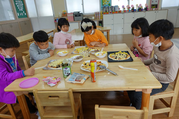 오갑초 어린이들이 스팀데이 프로그램에 참여하고 있다.