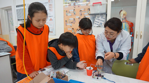 한화 에코스쿨 과학 체험교실 프 로그램에 참여하고 있는 용천초 어린이들 모습.