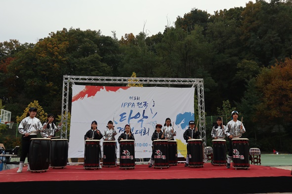 청보리지역아동센터 난타팀이 제3회 IPPA 전국 타악경연대회'에서 공연을 펼치고 있다.