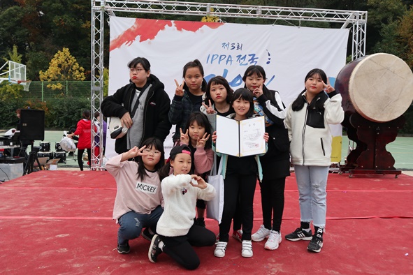 ▲청보리지역아동센터 난타팀이 '제3회 IPPA 전국 타악경연대회'에서 장려상을 수상하고 기념촬영을 하고 있다.
