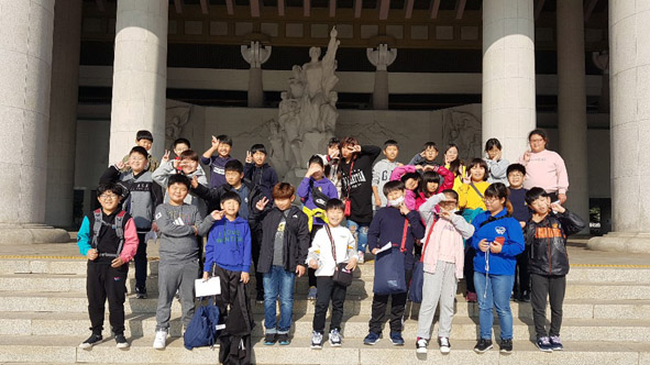 오선초 학생들이 독립기념관을 방문하며 기념촬영을 하고 있다.
