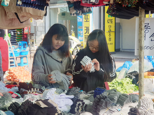 음성읍 전통시장에서 맹동초 어린이들이 물품을 구입하고 있다.