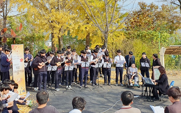 한일중학교(교장 이대원)는 11월 6일 학교폭력 근절을 위한 예술동아리 활동으로 “가을 나눔 음악회”를 열어 학교 생활을 더욱 활기차게 만들었다.
