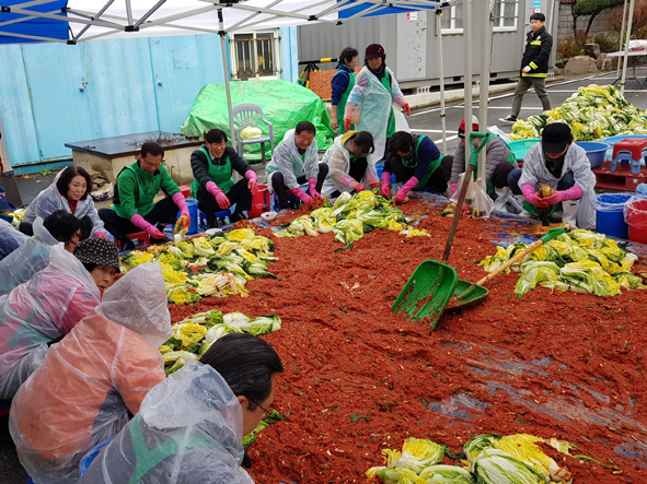 생극새마을남여회원들이 김장을 담그고 있는 모습.