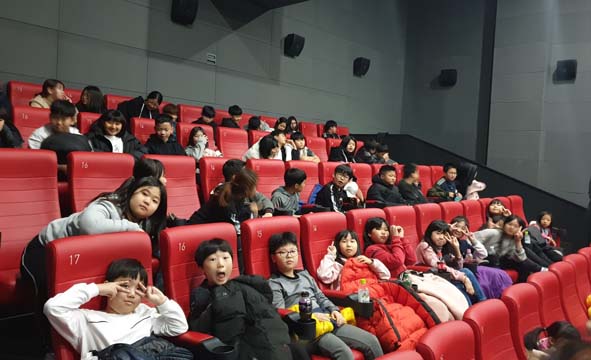 부윤초 어린이들이 영화관람을 위해 영화관을 찾았다.