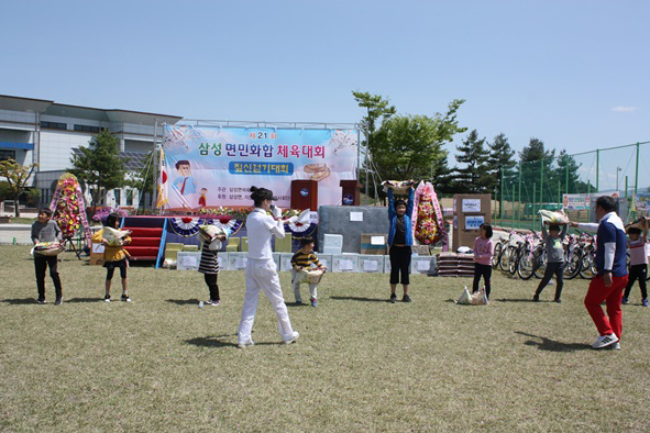 ▲면민체육대회 어린이 쌀가마니 들기경기 모습.