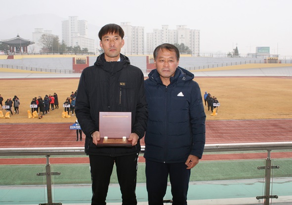 안종현 충북도축구협회 이사로부터 손경수 회원이 충청북도축구협회장상을 수상했다.