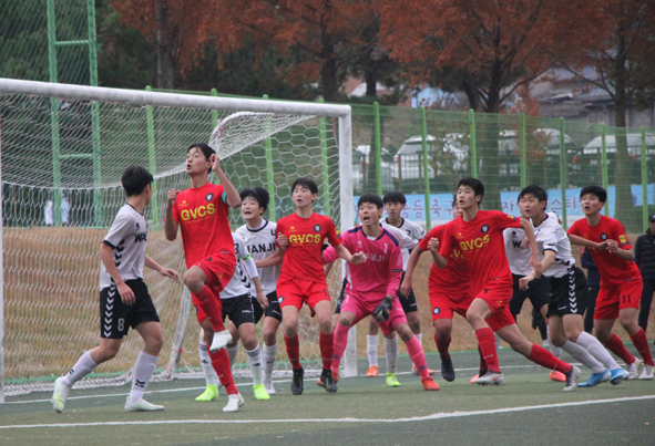 GVCS 중학교 축구부 선수들이 전국중등축구리그 경기를 하고 있다.