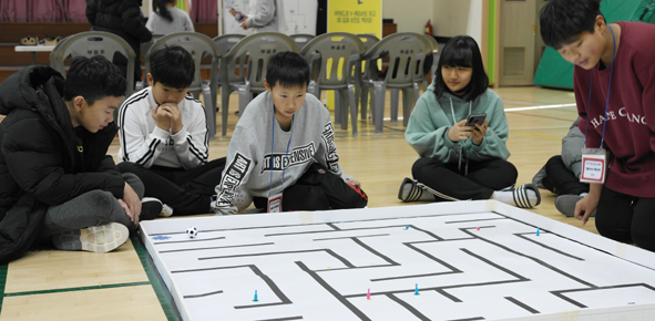 'STEAM 러닝 페어' 프로그램에 참여하고 있는 부윤초 어린이들 모습.