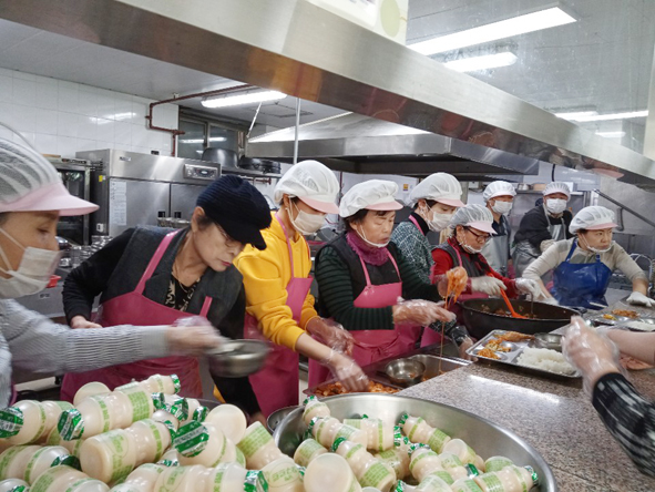 음성군노인복지관 경로식당에서 배식봉사를 하고 있는 국가공무원 5급 승진자들 모습.