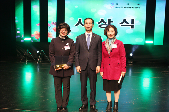 고정옥(사진 왼쪽).김재정(사진 오른쪽) 씨가 행안부장관상을 수상하고 조병옥 군수와 기념촬영을 하고 있다.