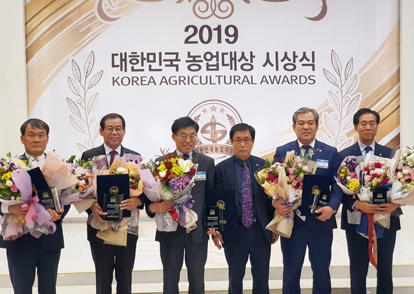 충청북도의회 산업경제위원회 이상정(왼쪽 첫번째) 의원은 11일 수원 농민회관에서 개최된 ‘2019 대한민국 농업대상 시상식’에서 지방농정분야 최우수 지방자치의원상을 수상했다.