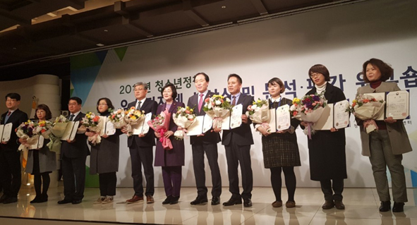 음성군 박제욱 사회복지과장(사진 오른쪽에서 네번째)이 여성정책평가 여성가족부장관상을 수상하고 다른 수상자들과 함께 기념촬영을 하고 있다.