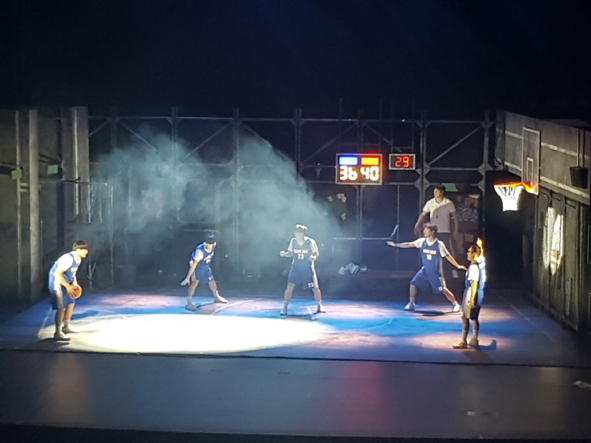 충북교육문화원 대공연장에서 '전설의 리틀 농구단'이 공연되고 있다.