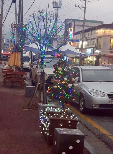 음성군청 사거리 앞 음성전통시장 입구거리부터 500여m 시내 거리에 크리스마스 나무트리가 설치되면서 주민들이 크리스마스 분위기를 온 몸으로 느끼고 있다.