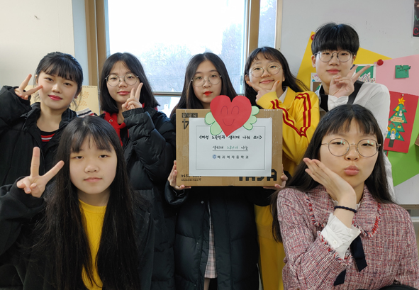▲생리대 나눔 캠페인을 진행한 매괴여중 평화인권 동아리 Rainbow 학생들 모습.