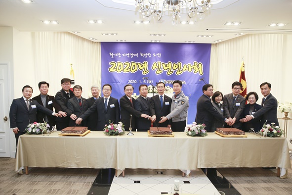 음성상공회의소(회장 박병욱)는 지난 6일 영빈웨딩컨벤션에서 경자년(庚子年) 새해를 맞아 지역경제 활력과 음성군 발전을 기원하는 신년인사회를 개최했다.
