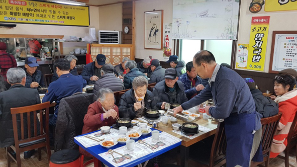 감곡 하누연 식당에서 지역 어르신들이 식사를 하고 있는 모습.