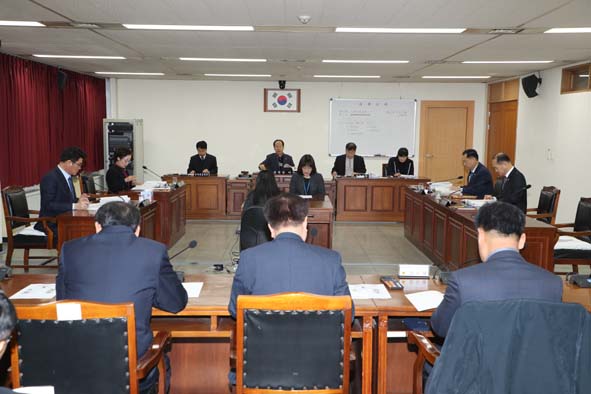 충북도의회 환경건설소방위원회의 모습.