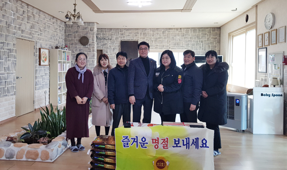 김기창 도의원(사진 가운데)과 충북도의회 건설환경소방위 관계자들이 금왕 포란지역아동센터를 방문해 센터 관계자들과 기념촬영을 하고 있다.
