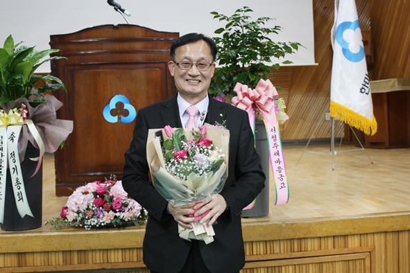 당선공지를 받은 김효열 이사장이 정기총회 후 기념촬영을 하고 있다.