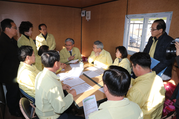 충북도의원들이 우한폐렴감염병 확산 예방을 위한 재난안전대응상황실을 방문해 현안을 점검하고 있다.