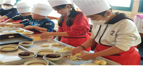 금왕청문 소속 청소년들이 제빵사 체험을 하고 있다.