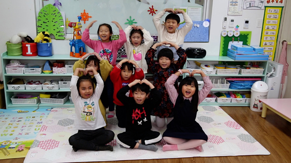 혁신도시 우리어린이집 어린이들이 우한교민 무사귀환을 응원하고 있다.