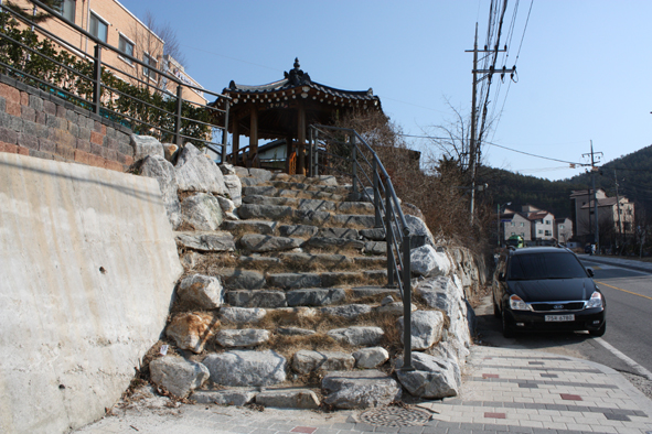 ▲'금사정' 정자와 계단 모습.