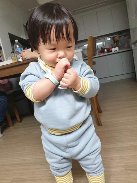 출생축하용품인 미아방지팔찌를 착용한 유아 모습.