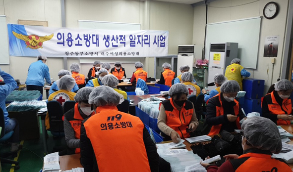 내수여성의용소방대원들이 관내 마스크 제조업체에서 일손 봉사활동을 전개하고 있다.