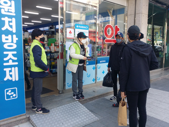 금왕 주민자치위원들이 공적마스크 5부제 판매를 시행하는 약국에서 봉사활동을 하고 있는 모습.