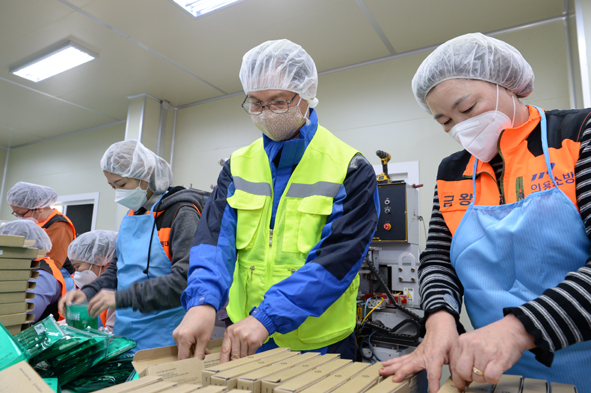 조병옥 군수와 금왕의용여성소방대원들이 생산적일손돕기 봉사활동에 참여하고 있다.