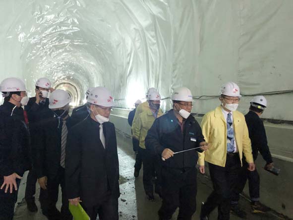 충북도.강원도 관계자들이 중부내륙선 터널 공사현장을 점검하고 있다.