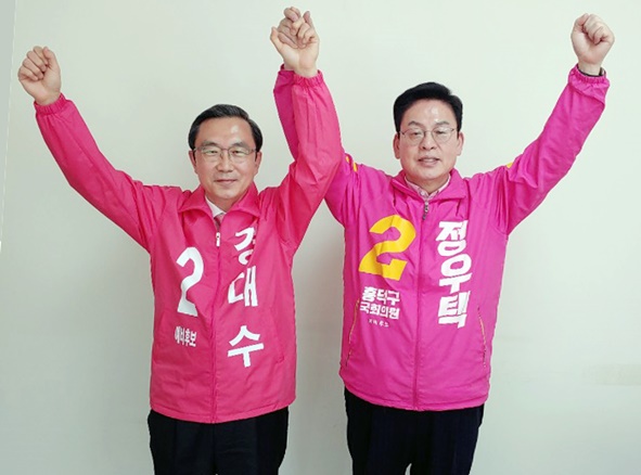 경대수 후보(왼쪽)는 3월 24일 정우택 의원(오른쪽)이 경대수 후보의 후원회장 제안에 흔쾌히 수락했다.