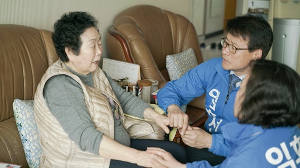 지난 7일 더불어민주당 임호선 후보가 김종률 전 국회의원의 집을 찾아 유족을 위로하고 있다.