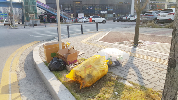 충북혁신도시 충북도로공사 앞 인도에 쓰레기가 버려져 있는 모습.