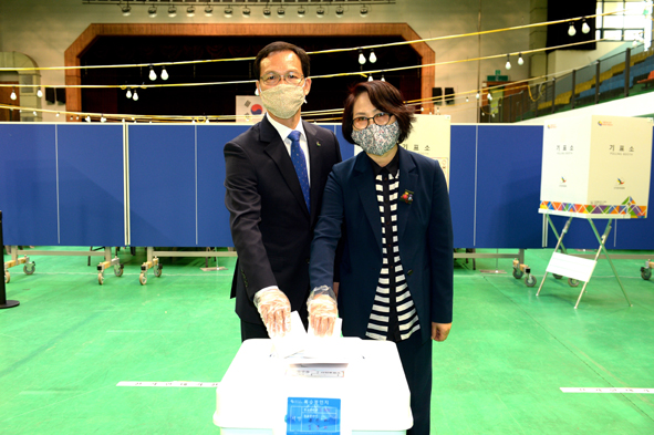 조병옥 군수와 부인 유오재 씨가 사전 투표하고 있다.