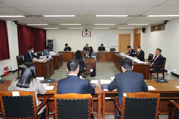 충북도의회 건설환경소방위원회의 모습.