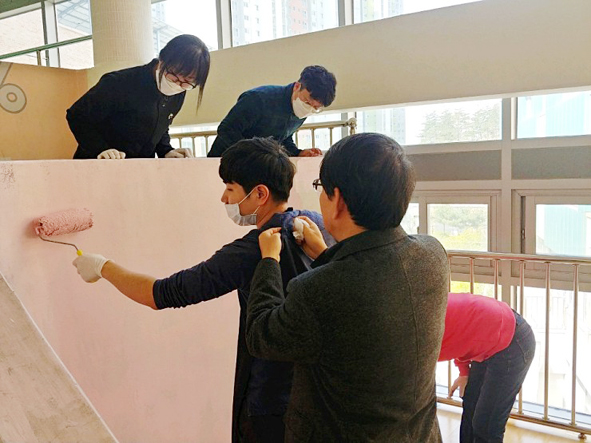 동성초 교사들이 실내 벽화 그리기를 진행하고 있다.