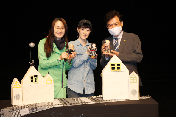 김병우 교육감이 테이블 인형극 '달 달 무슨 달' 공연 현장을 찾아 연극 관계자들과 기념촬영을 하고 있다.