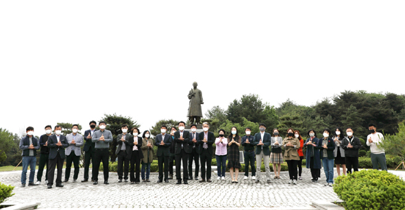 충북단재교육연수원 직원들이 코로나19 극복 캠페인에 참여하고 있다.