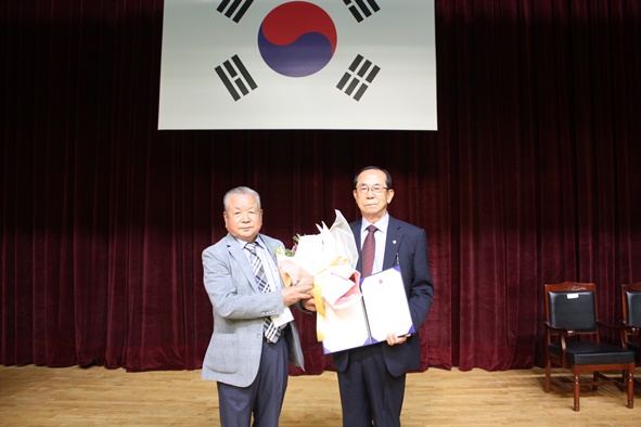 류학규 음성군노인회장 당선인(사진 오른쪽)이 당선증을 받고 선거관리위원장과 기념촬영을 하고 있다.